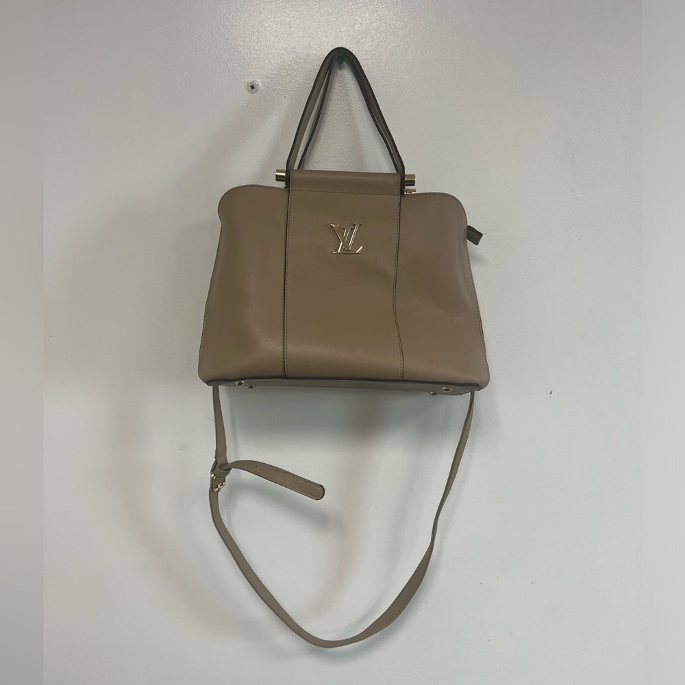 L.v. Tote - Picture 3 of 7